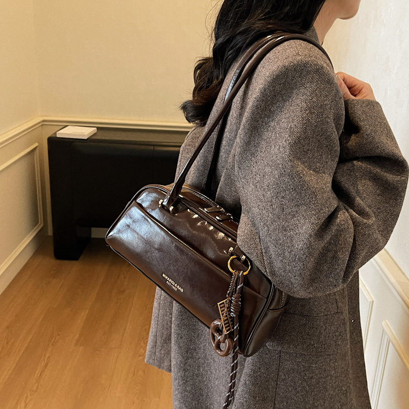 Bolsa de almohada retro para mujeres invierno 2025 nueva alta sensación de cuero suave bolsa de hombro bajo la axila bolsa de bolos de mano de moda