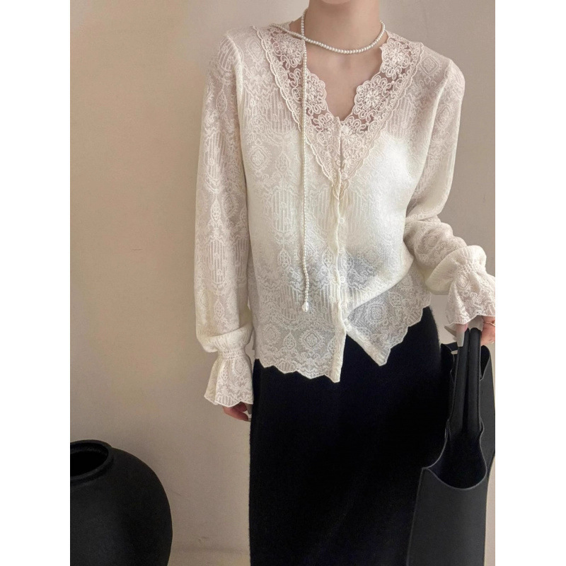 Lace-spliced casual top with a V-neck design, long-sleeved knitted cardigan, gentle and youthful, comfortable and stylish for autumn