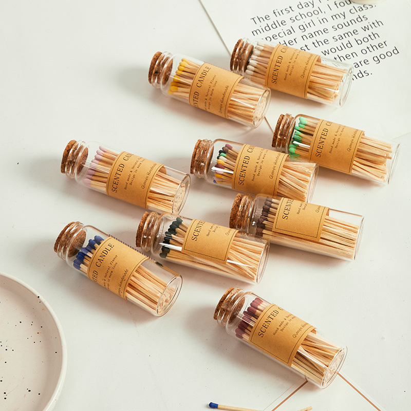 Velas de aromaterapia, botellas de vidrio con bayoneta, fósforos, cerillas de tallo de madera anticuadas, encendedor de cigarrillos, decoración fotográfica de viento