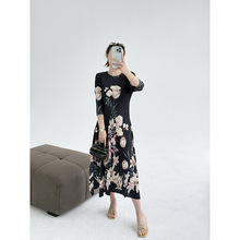 2025早春新款国风印花复古中式演出服气质圆领修身显瘦褶皱连衣裙