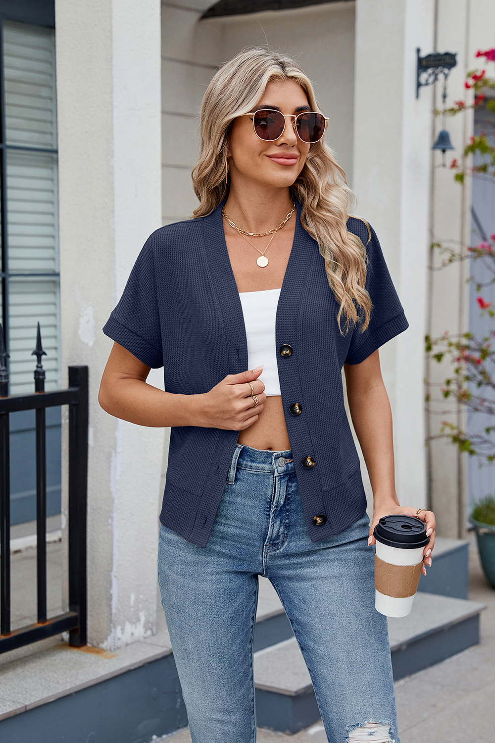 Damtopp i våffelstickat med v-ringning och knappar_voghion.com