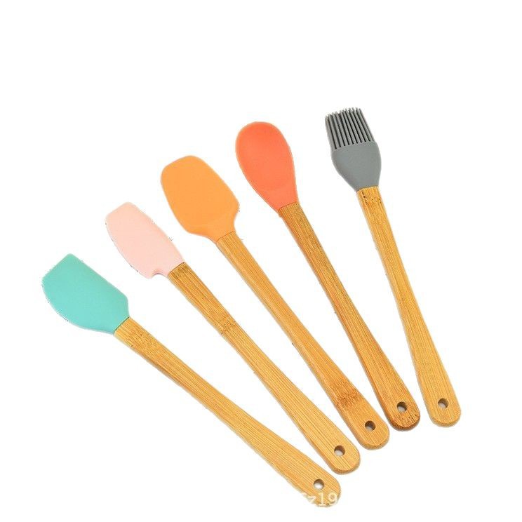 Mini raspador de cinco piezas Cuchara de silicona Cepillo de aceite Juego de utensilios de cocina Mango de madera Raspador de silicona de color Herramientas para hornear de cocina