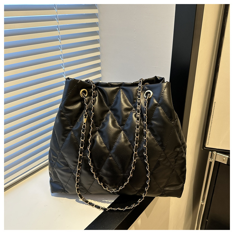 2024 invierno nueva cadena rombo solo hombro bolso de las axilas Moda casual personalizada bolsa de cubo del todo-fósforo de las mujeres