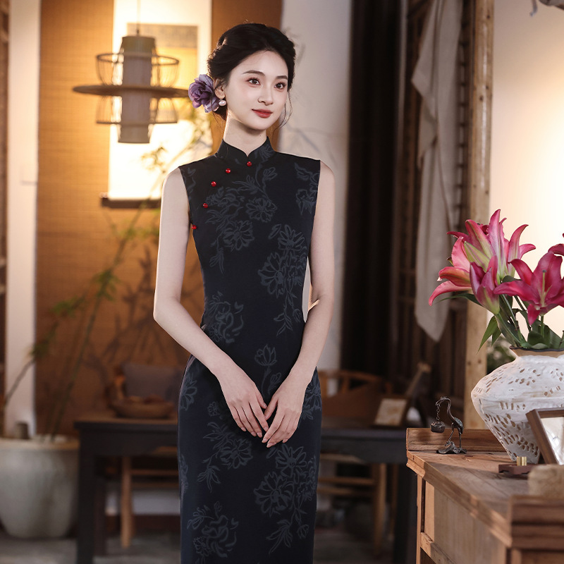 2026 Spring/Summer New Style Qipao with Embossed Gold Pattern, Stand Collar, Sleeveless, Slim Fit, Elegant Young Girl Qipao, in Stock