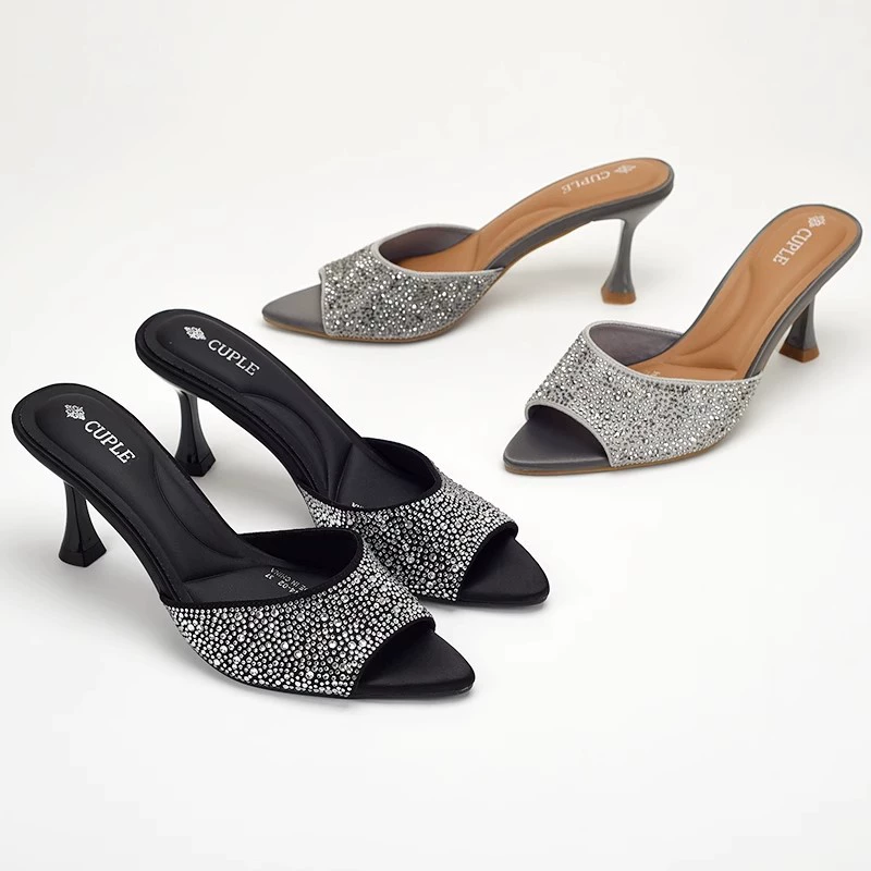 Женские босоножки-шлепанцы на шпильке с заострённым носком, одной линией ремешка, стразами и полным покрытием из стразов, импортные, испанского производства.