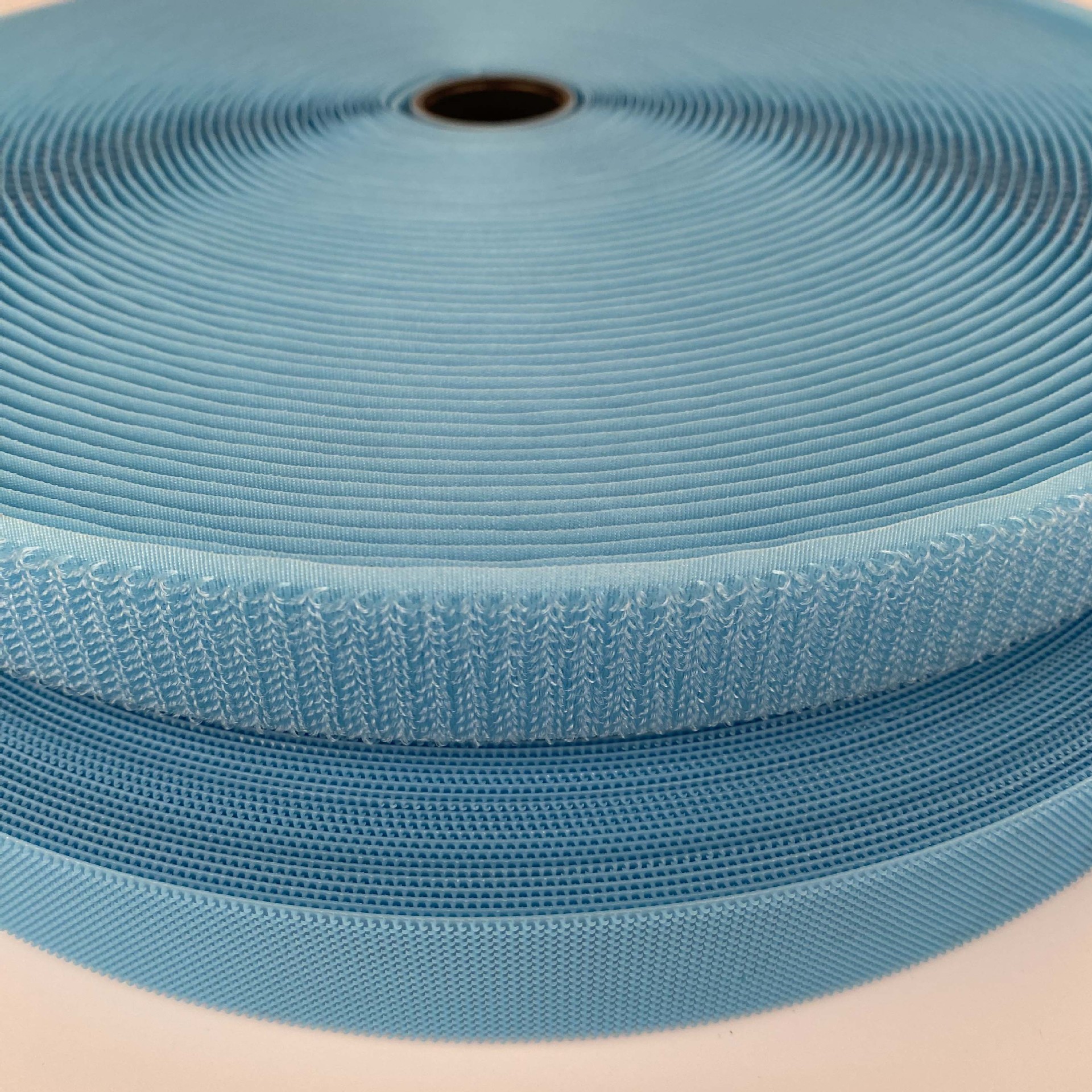 Color 2.5CM inyección gancho de velcro accesorios punzantes impermeables texturizados silenciosos de nylon para niños.