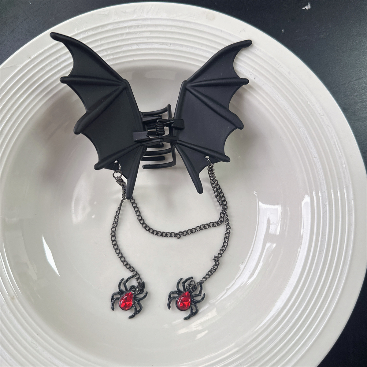 Sweet and Cool Bat Hairpin for Women, High-End Stylish Spider Pendant Grabber, Niche Fashion Halloween Shark Clip