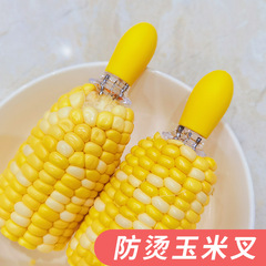かわいいトウモロコシの鋼叉の赤ちゃんはサツマイモの茹で米を食べます。