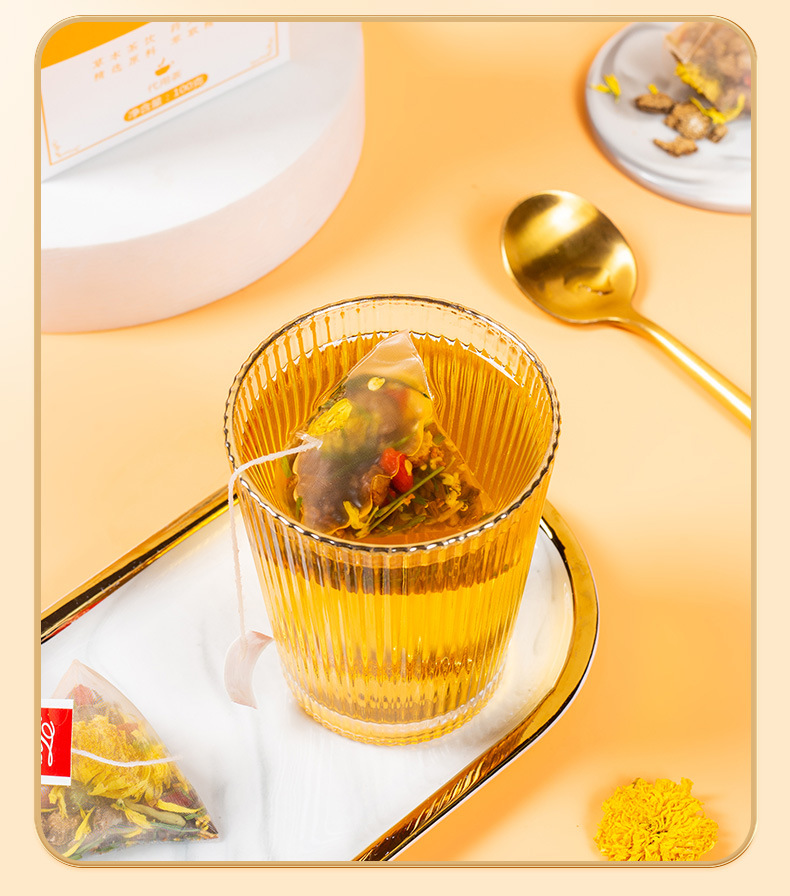 Shi Run Ji Chrysanthemum Cassia Seed Tea 100g Cold Brew Herbal Blend with Goji Berry and Honeysuckle in use