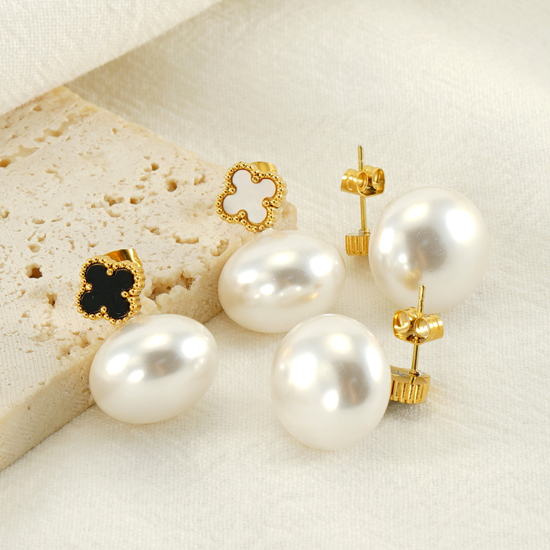 Amazon nuevo trébol de cuatro hojas pendientes luz moda de lujo simple elegante perla pendientes de acero de titanio en stock al por mayor