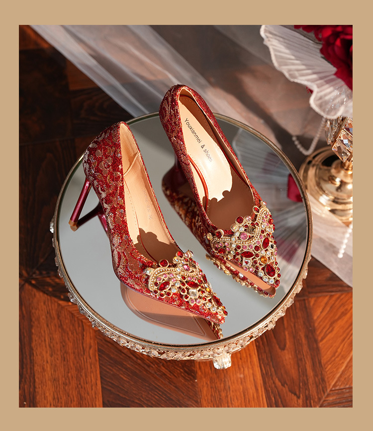 2024 Nuovo Punta Acqua Diamante Tacco Fine Seta Bordo Oro Banchetto di Nozze Scarpe da Sposa Scarpe da Damigella D'onore Rosso Celebrazione Banchetto di Nozze_voghion.com
