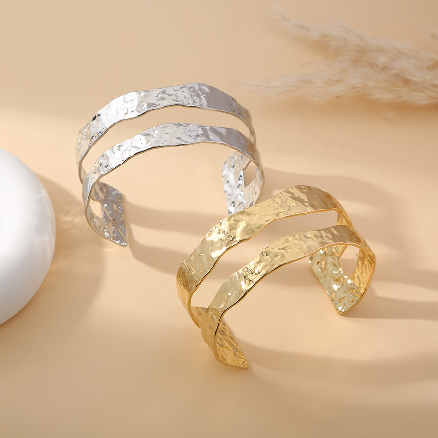 Ventas transfronterizas irregulares de alta calidad, diseño de personalidad hueco de cobre, brazalete de mujer simple y versátil