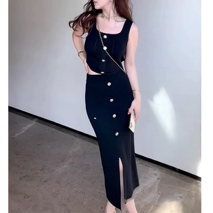 ���b����һ���׽������п��}�����ɫ���ĵ������ΰ���ȹ�ɼ���Ů