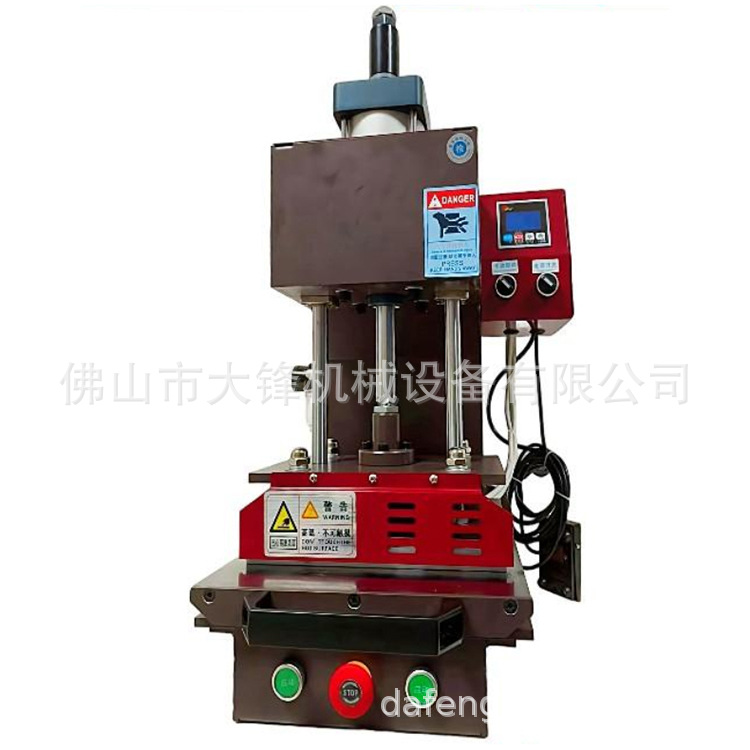 ��Ь��е�豸����ֱ��Ƥ���̱�LOGO��ѹ�̽���ӡѹ����