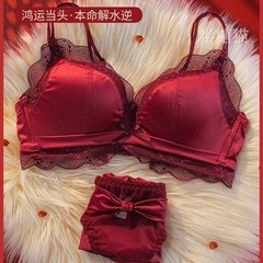 結婚した花嫁の赤い無痕下着の女性の胸が集まっています。