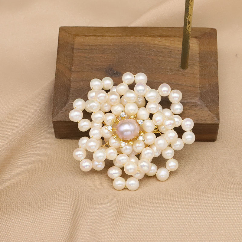 Broche de perlas naturales con borlas de bambú marino y flores, moda de alta gama, redondo y exquisito, broche de perlas estilo Chanel de alta calidad para mujer.
