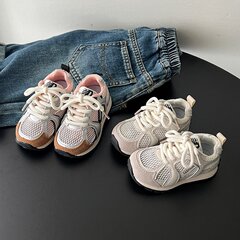 子供の春の韓国版のお父さんの靴の男の子の女の子の春のネットの通気性の運動靴の赤ちゃんのレジャーの靴の子供の靴