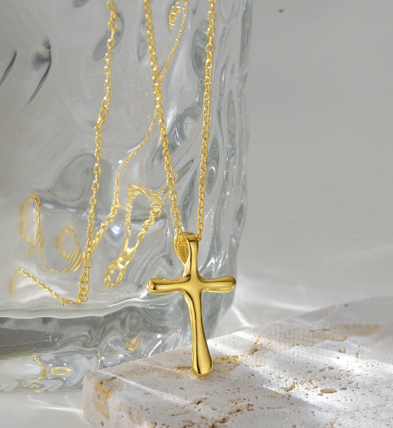 Zilveren ketting met kruis en onregelmatige lava textuur dames_voghion.com