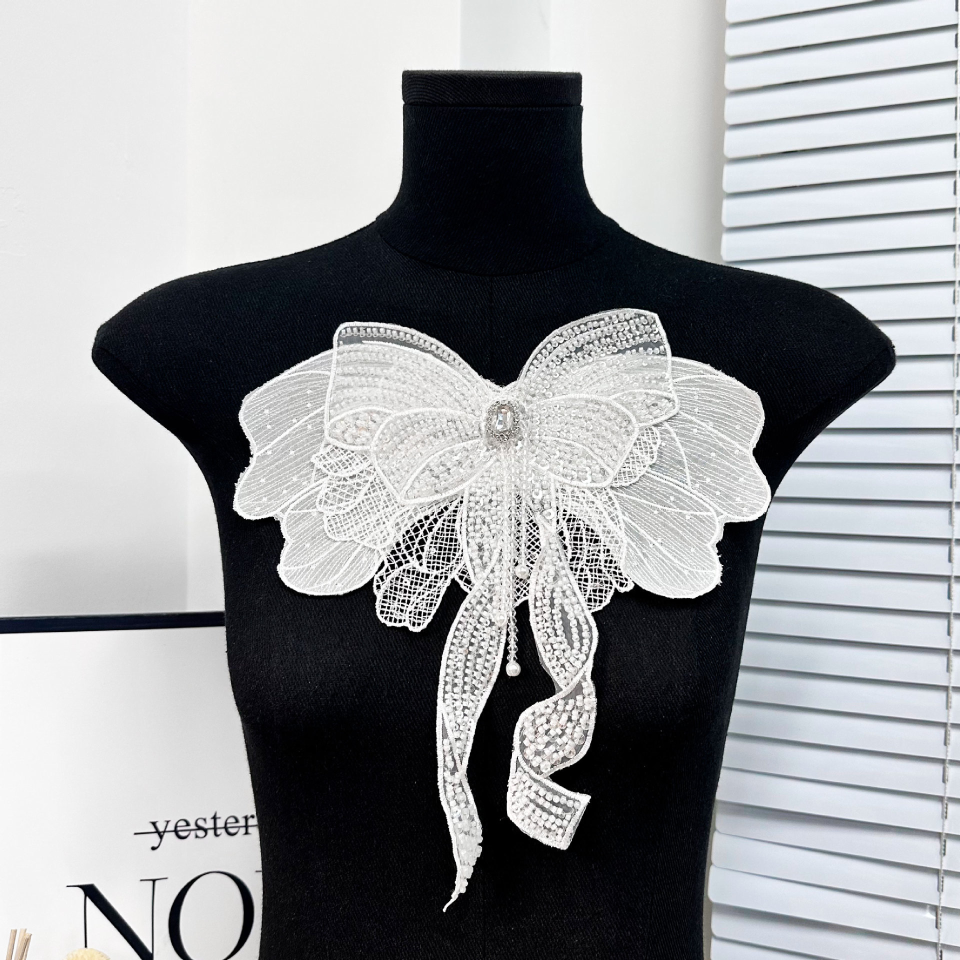 现货批发白色多层花边蝴蝶结绣珠立体花朵新款礼服帽子演出服配饰