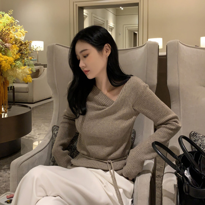 韓国の古典的な新しいデザインの三角形カットオフショルダープリーツストラップ長袖セータートップ女性用