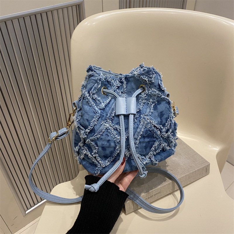 Bolso de diseño de nicho para mujeres 2025, nueva moda de moda, cadena de jeans, bolso de hombro, bolso de cubo relajado