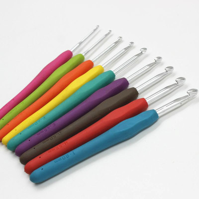Herramientas de tejer envío gratis alúmina silicona suave mango de ganchillo de lana de color caramelo traje de ganchillo resistente al desgaste antideslizante