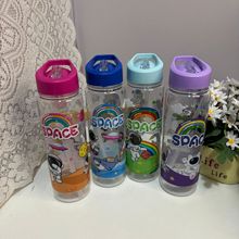 批发太空人标准700ml透明带吸管耐摔耐高温嘴盖盖中杯水杯