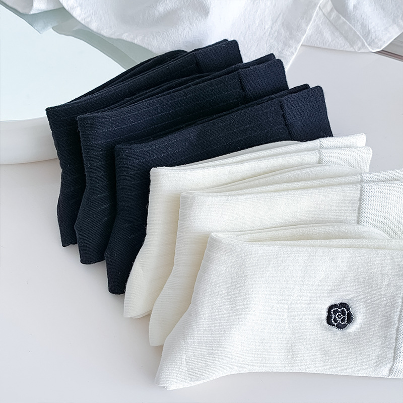 Calcetines de verano para mujeres de color sólido simple patrón de bordado mediano calcetines de algodón transpirable calcetines de mujer Zhuhai al por mayor