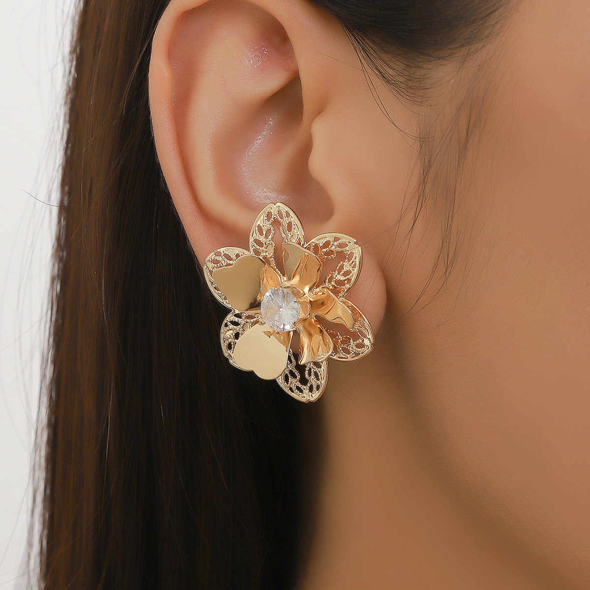 Tren transfronterizo europeo y americano collar de flores de oro aretes combinación conjunto ins pasarela personalidad simple joyería de moda