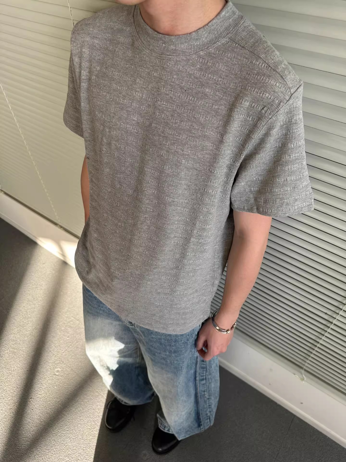회색