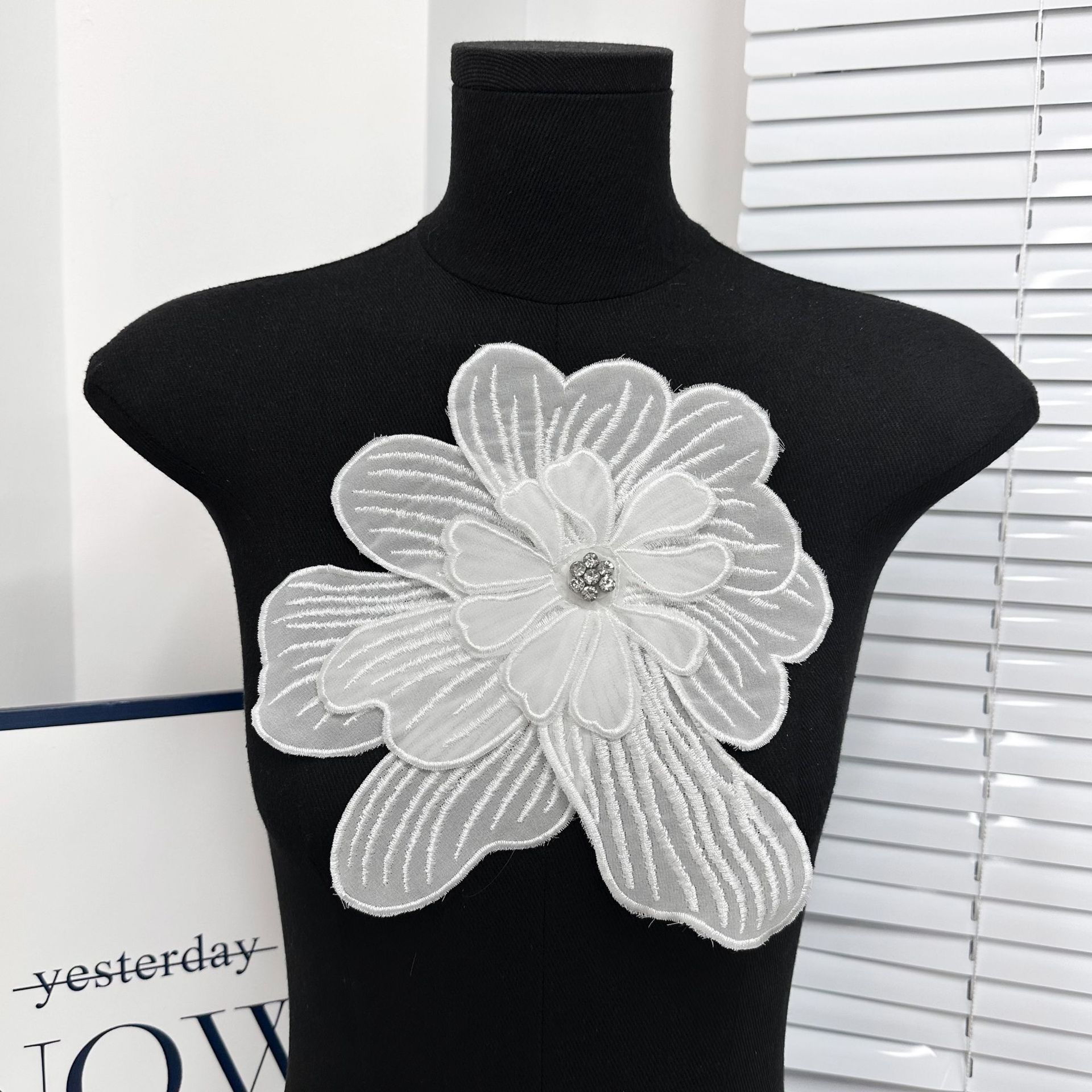 Flor multicapa de costura de clavos tridimensionales taladro de bordado de flores negras y blancas sensación de diseño de bordado de moda de ropa de mujer decoración de ropa infantil image 2