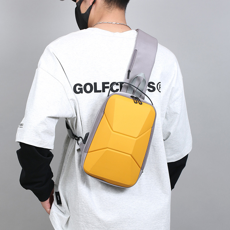 Venta al por mayor de fábrica verano nuevo bolso de pecho bolso de mensajero bolso de hombro recargable USB impermeable para hombre bolso de motocicleta ligero