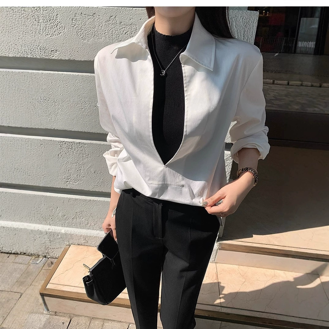 LIKE's «Lao Qian Shen V Shirt» имеет очень простой и интеллектуальный шарм наряда! Подчеркнуть крой рубашки