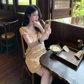 法式气质方领泡泡短袖碎花连衣裙女夏季大码胖mm度假风显瘦包臀裙