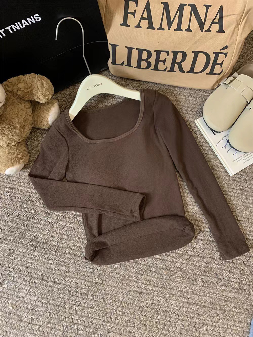 Otoño y invierno coreano abrasión ropa interior de cuello cuadrado con cojín de pecho caliente manga larga delgada camiseta de vestir en la camiseta