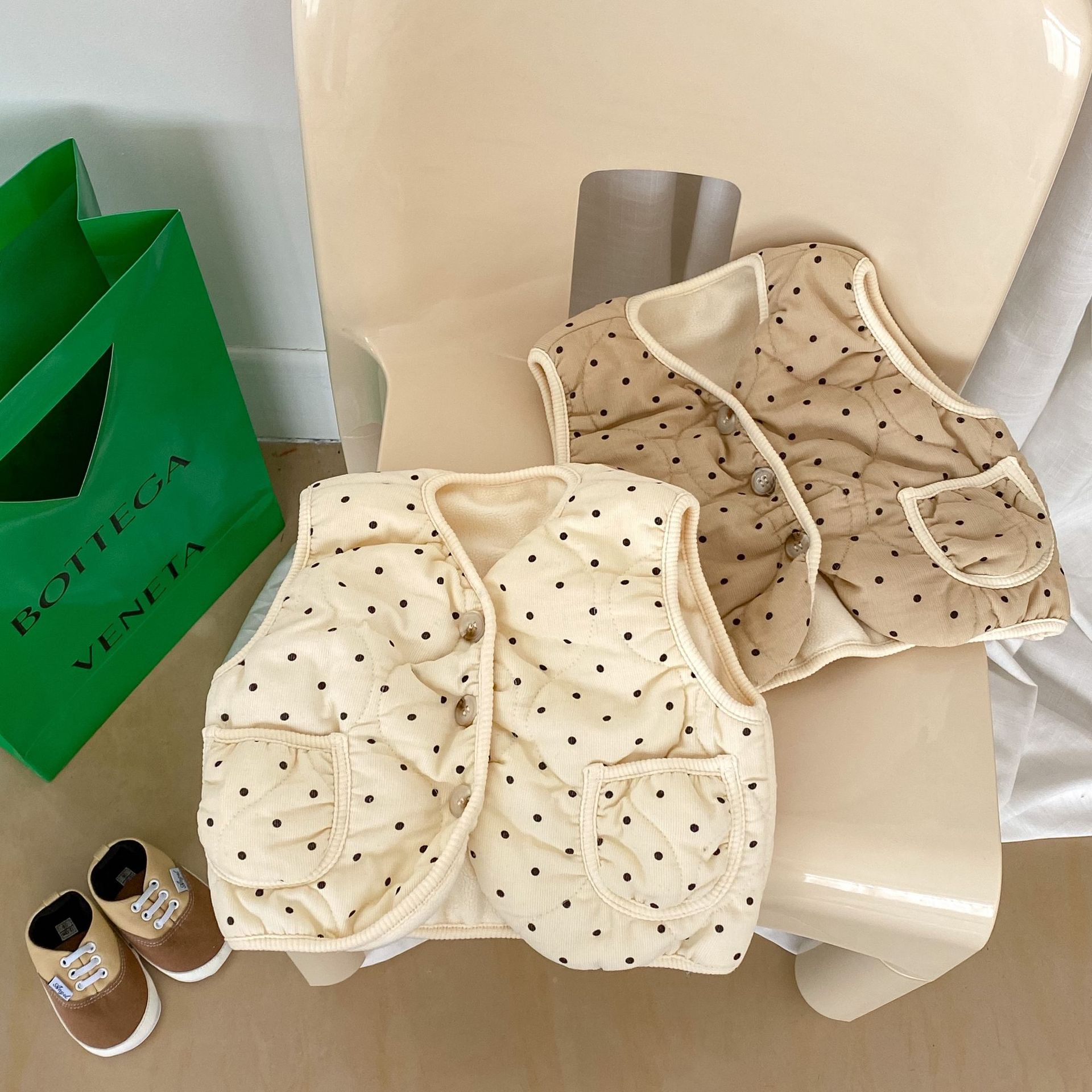 INS Otoño e Invierno estilo coreano bebé Chaleco de algodón estilo occidental bebé Polka Dot chaleco caliente chaleco sin mangas abrigo