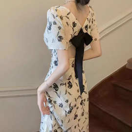 方领茶歇法式连衣裙女2025年夏季露背不规则开叉遮肉显瘦碎花裙子