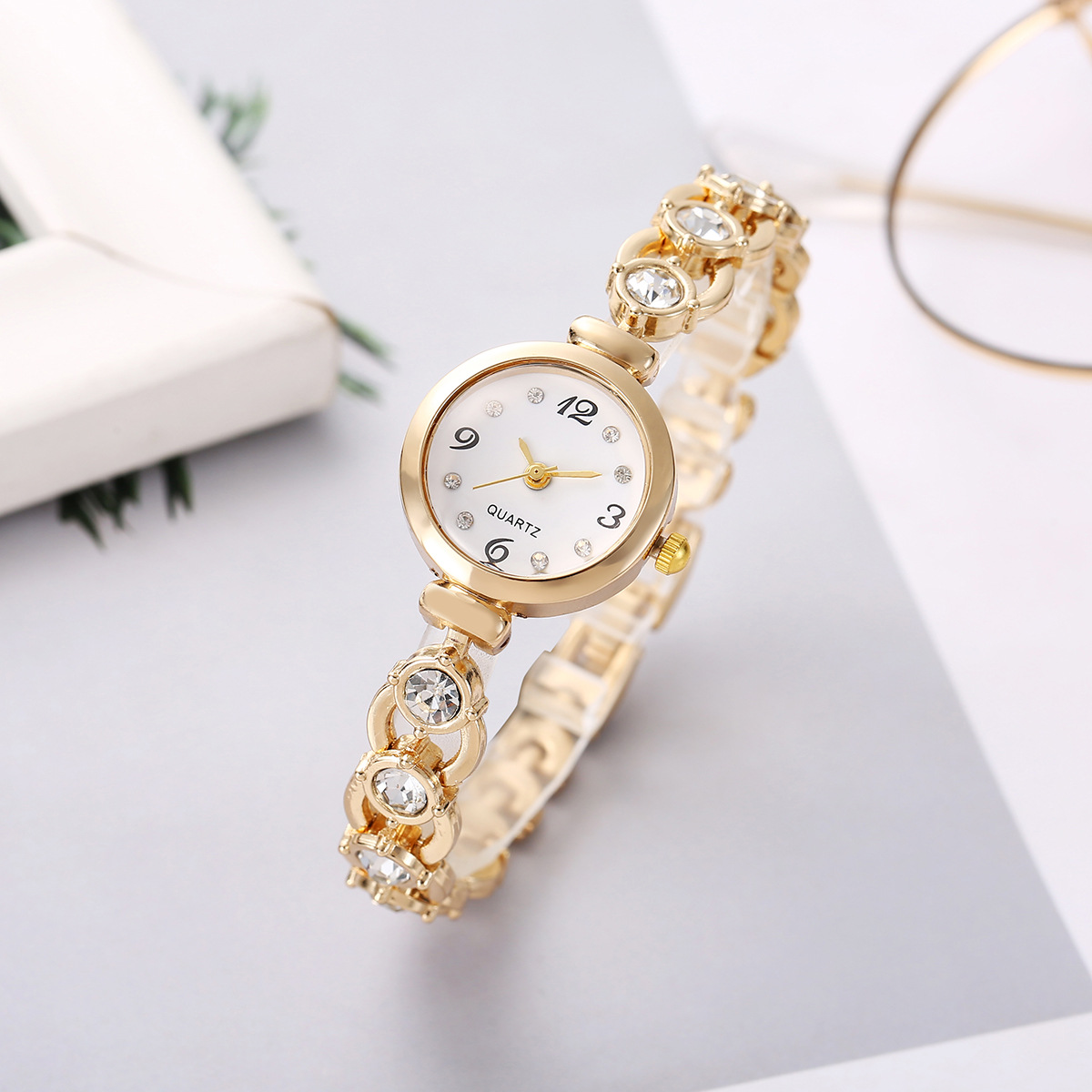 2024 in stock Wholesale Diamond-encrusted Ladies Bracelet Watch Green Niche Casual Ladies Watch