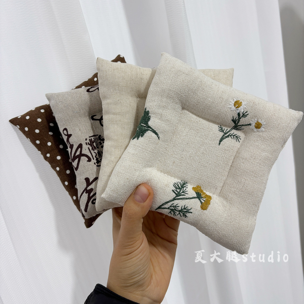 Nordic Embroidered Cotton and Linen Fabric Padded Thickened Coasters, Square Dining Mats, Bowl Mats, Heat Insulation Mats Suitable for Photography