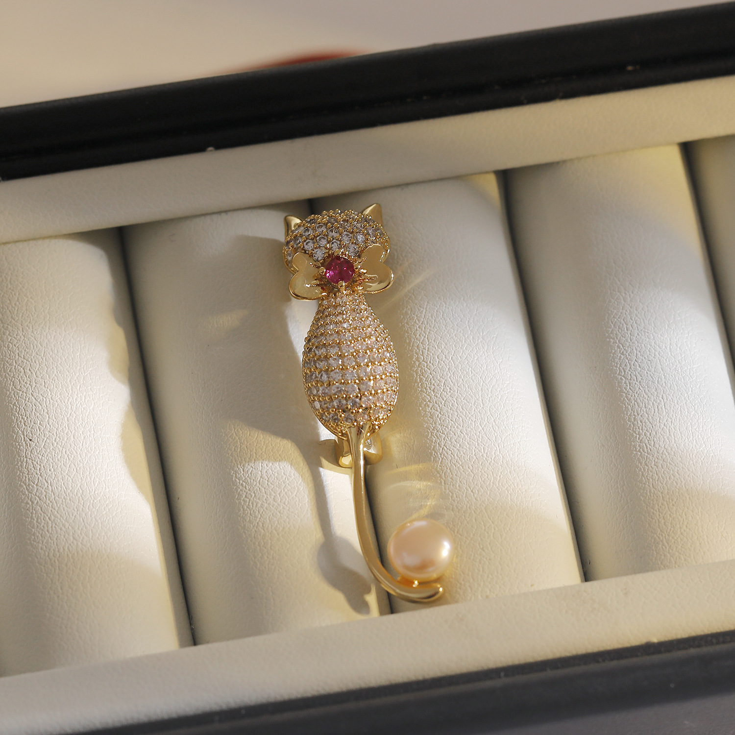 Colorful freshwater pearl cute small exquisite cat brooch light luxury high-end female temperament ruby inlaid zirconium pin