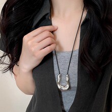 U���R����7����Ƥ�K��Ů��sС���L���i朸߼����F��ë���