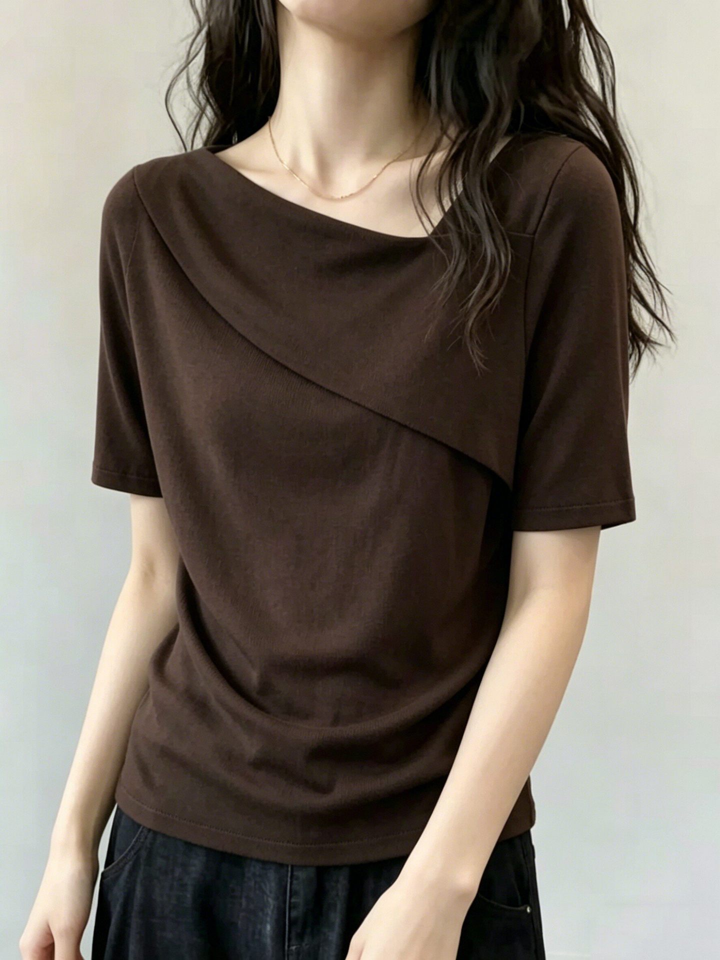 Áo thun nữ tay ngắn cổ lệch sợi mát lạnh phối màu nâu kem form rộng — màu đen chi tiết 3
