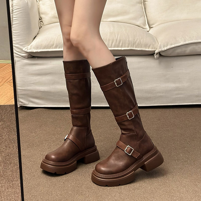 Botas de tubo largo con suela que aumenta la altura de color marrón pequeño, nuevas botas de caballero de pierna gruesa Maillard para mujer otoño e invierno 2024_voghion.com