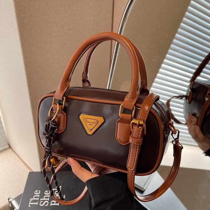 Bolsa de bolos retrógrada de mano para mujeres 2024 nuevo diseño de viaje universal bolso de hombro de nicho de alta calidad bolso pequeño