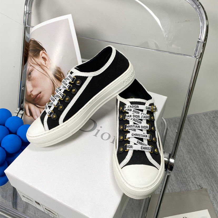 Hong Kong retro primavera y verano nuevo D casa gruesa zapatos de lona bordados 2025 letras correa de zapatos de plantilla universal para mujeres