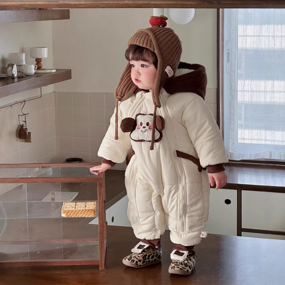 2024 ropa de algodón para bebé coreana, ropa de invierno occidental, una pieza, lindo traje de escalada de dibujos animados más mameluco acolchado de terciopelo
