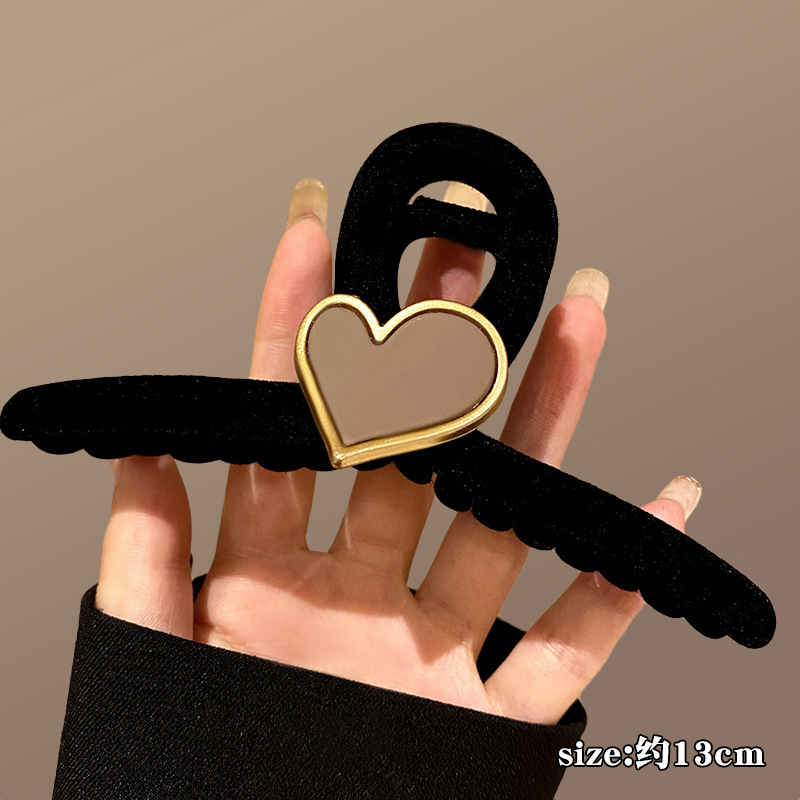 黒い大きいサイズのベルベットはツバキの花を挟んで高級感があります。