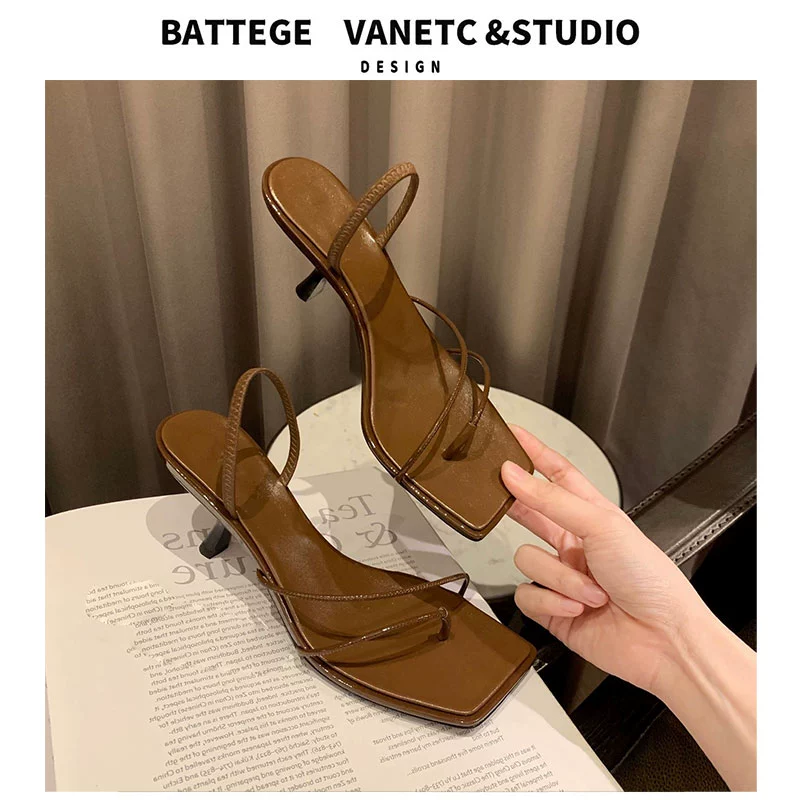 Сандалии с квадратными носиками женские летние 2023 новые кожаные французские котята и туфли на высоких каблуках носить холодные тапочки