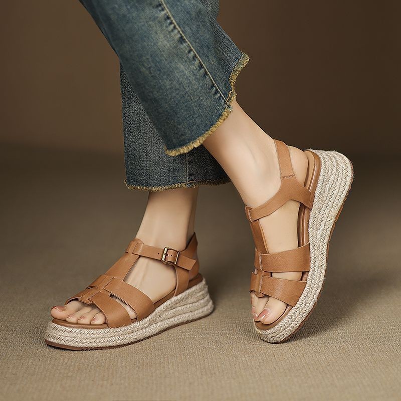 2026 verano nuevo estilo de vacaciones de moda de hierba trenzada tacones gruesos tacones redondos de dedos abiertos sandalias casuales