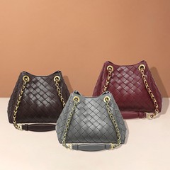新商品の手編みの個性的な雲の包みのファッション的な金属のチェーンのパラシュートのシングルショルダーバッグの越境する潮流の斜めにまたがって包みます。